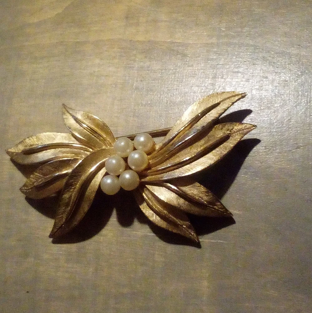 Vintage Trifari Gold Tone Faux Pearl Brooch Pin